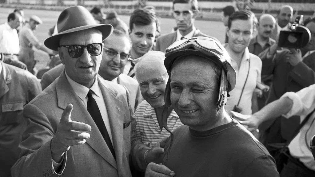 Enzo Ferrari dans les stands lors d'un Grand Prix