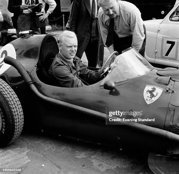 Mike Hawthorn en combinaison Ferrari, champion 1958